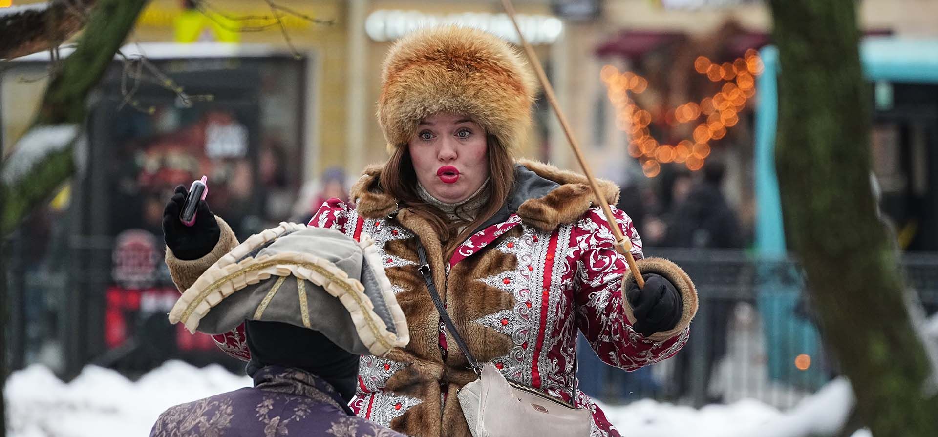 Artistas callejeros con trajes del siglo XVIII conversan en San Petersburgo, Rusia, el martes 25 de noviembre de 2025. (Foto AP/Dmitri Lovetsky) Artistas callejeros con trajes del siglo XVIII conversan en San Petersburgo, Rusia, el martes 25 de noviembre de 2025. (Foto AP/Dmitri Lovetsky)