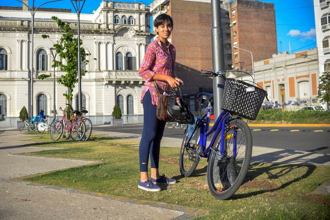 Estudiante de la UNER estaciona su bici frente a la Casa de Gobierno.&nbsp;
