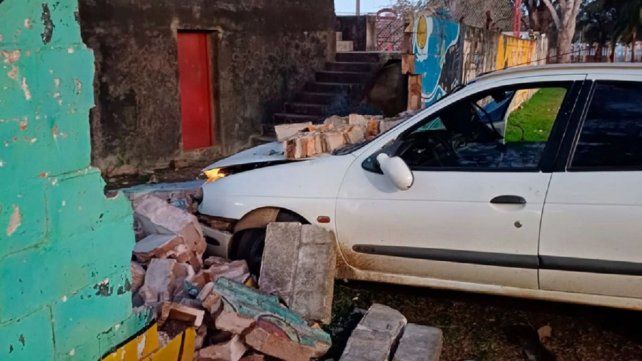 Una conductora perdió el control de su auto y derrumbó el muro del club Libertad de Concordia.&nbsp;