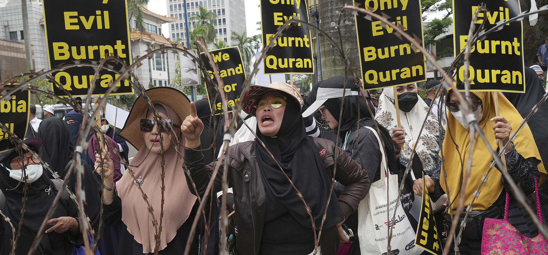 Manifestantes musulmanes gritan consignas frente a la embajada sueca en Yakarta, Indonesia, el lunes 30 de enero de 2023. Cientos de musulmanes indonesios marcharon el lunes a la embajada sueca en la capital del país para denunciar la reciente profanación del libro sagrado del Islam, por activistas de extrema derecha en Suecia y los Países Bajos. (Foto AP/Tatán Syuflana)