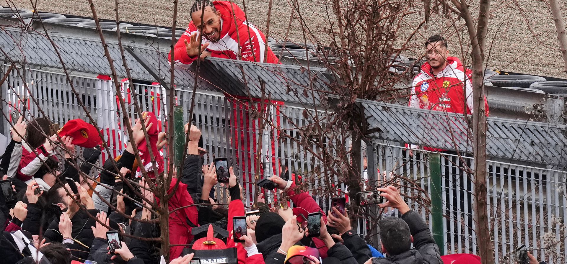 El piloto de Ferrari, Lewis Hamilton, saluda a los aficionados tras conducir un nuevo Ferrari SF-26 de Fórmula Uno en la pista de pruebas privada de Ferrari, en Fiorano Modenese, Italia, el viernes 23 de enero de 2026. (Foto AP/Antonio Calanni) El piloto de Ferrari, Lewis Hamilton, saluda a los aficionados tras conducir un nuevo Ferrari SF-26 de Fórmula Uno en la pista de pruebas privada de Ferrari, en Fiorano Modenese, Italia, el viernes 23 de enero de 2026. (Foto AP/Antonio Calanni)
