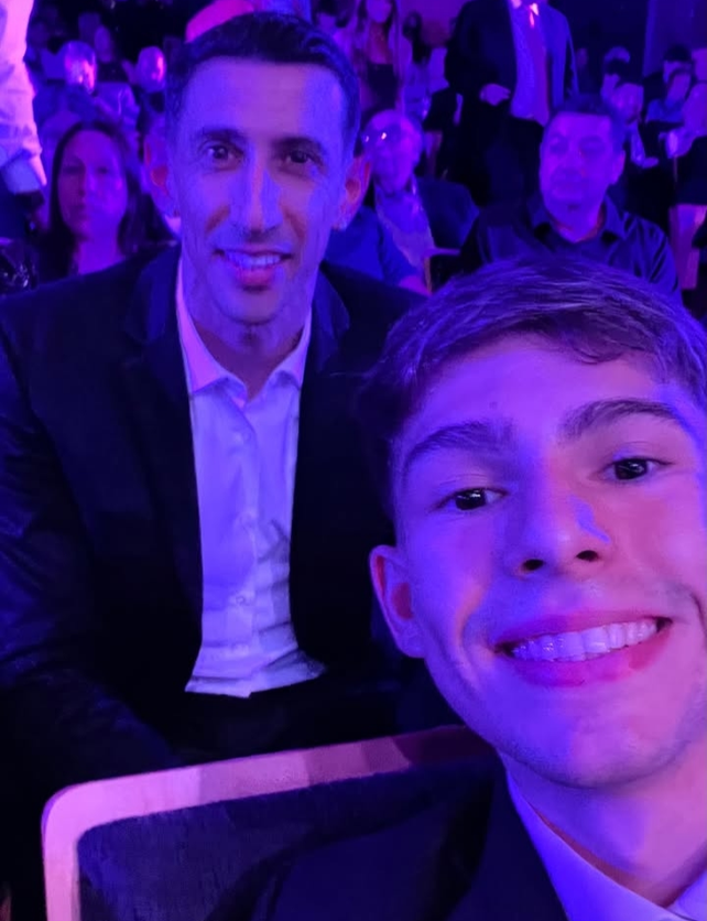 El karateca Juan Ignacio Gallardo, con Ángel Di María detrás.