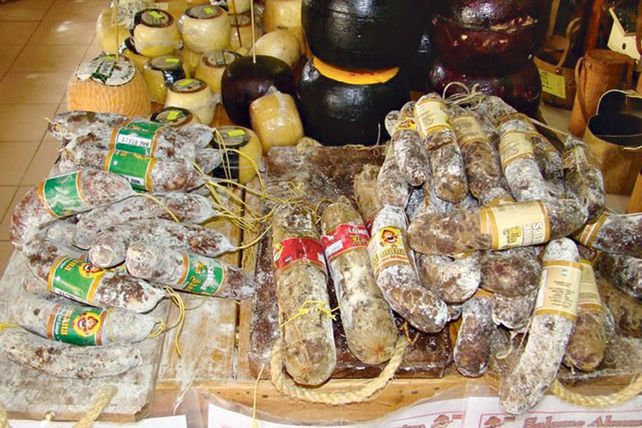 Productos para compartir en la mesa: Los salames y los quesos