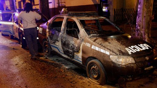 Detuvieron a dos policías acusados de balear a un joven que está grave