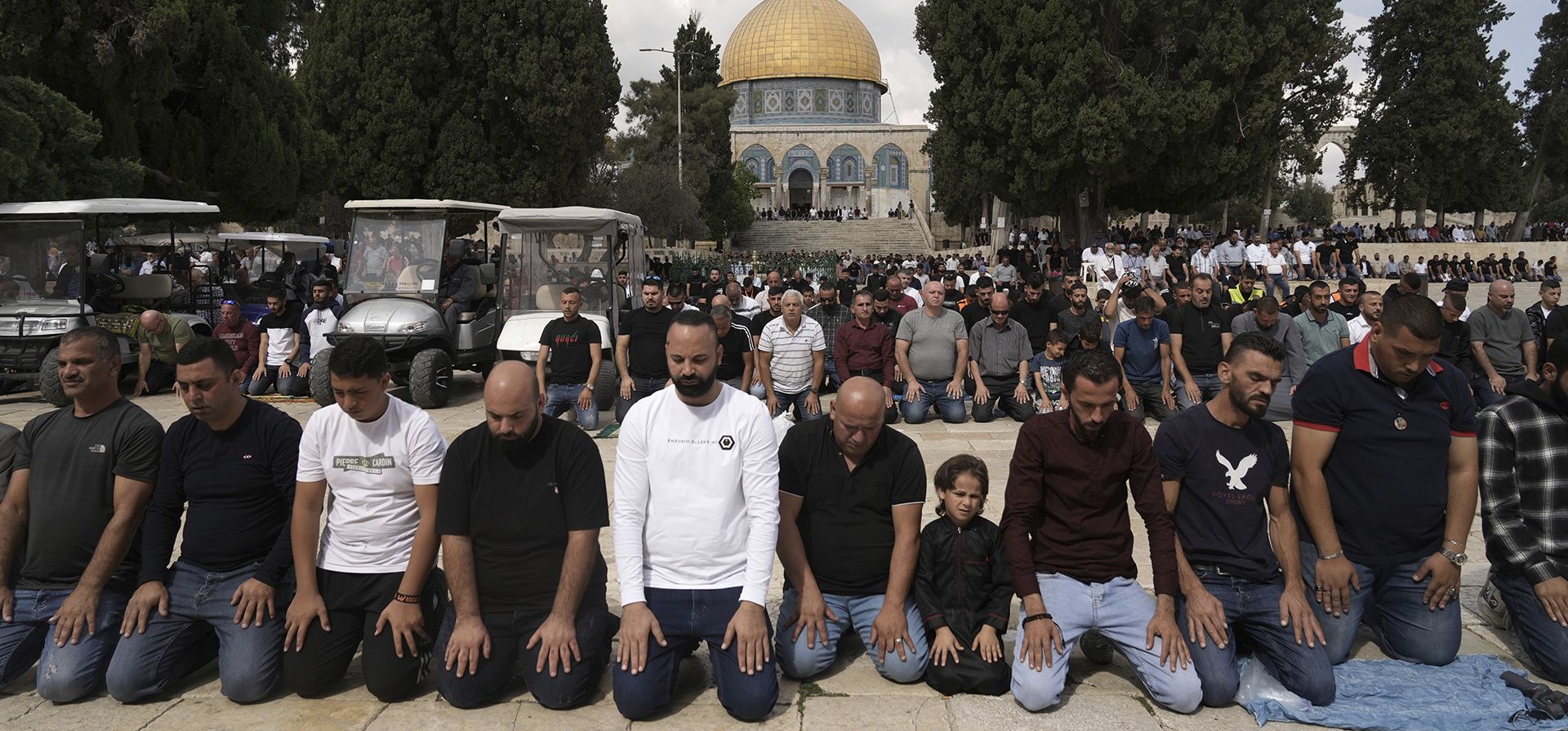 Fieles musulmanes participan en las oraciones del viernes en la mezquita de la Cúpula de la Roca en el complejo de la mezquita de Al-Aqsa en la Ciudad Vieja de Jerusalén, el viernes 14 de octubre de 2022.