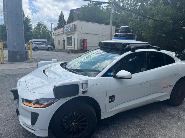 El Waymo se mueve por mapas satelitales en las calles de Atlanta. 