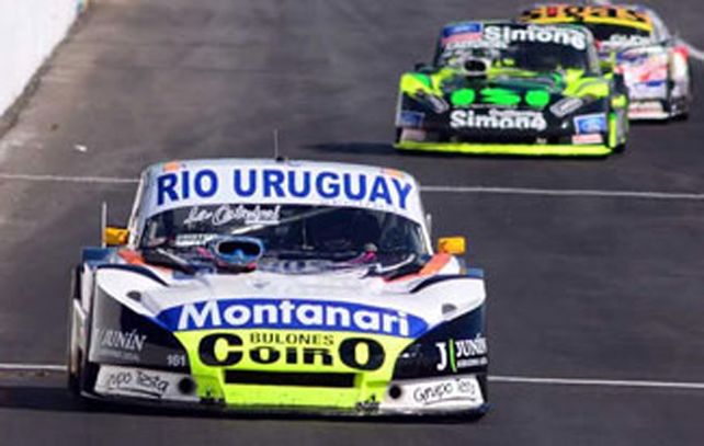 Flamante. Ponce de León mostró el Ford que alista la estructura familiar. El armado del auto estuvo a cargo del hermano y el padre.