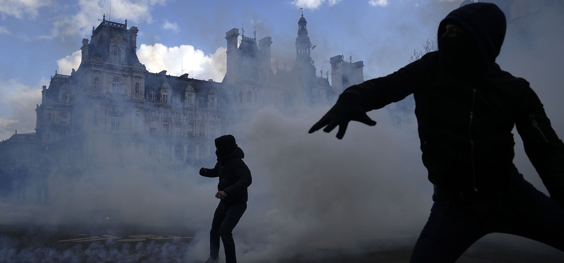 Jóvenes se pelean con las fuerzas policiales frente al ayuntamiento de París durante una manifestación, el jueves 13 de abril de 2023 en París. (Foto AP/Lewis Joly)