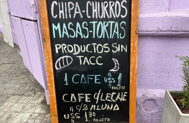 Un poco de humor en medio de la crisis. Cafetería en barrio Agote ofrece café a un dólar.&nbsp;