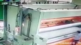 Una imprenta se tragó a un empleado que inspeccionaba la máquina y murió en el acto