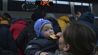 Civiles de Jersón llegan a una ciudad de Crimea, región ocupada por Rusia en 2014.&nbsp;