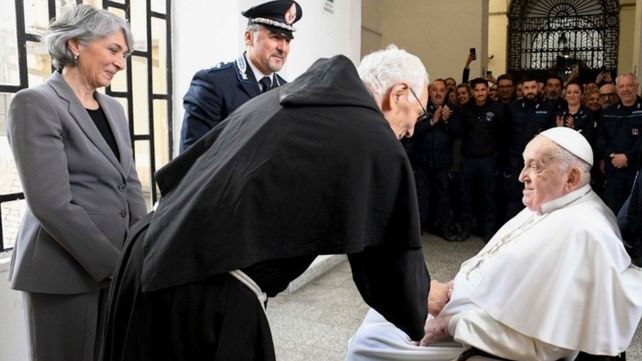 Francisco ha visitado cárceles o centros para refugiados de Roma o sus alrededores en la tarde de Jueves Santo Francisco ha visitado cárceles o centros para refugiados de Roma o sus alrededores en la tarde de Jueves Santo