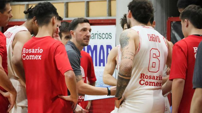 El entrenador Esteban Gatti habla con los jugadores de Provincial en el cuarto partido de la serie ante Deportivo Viedma