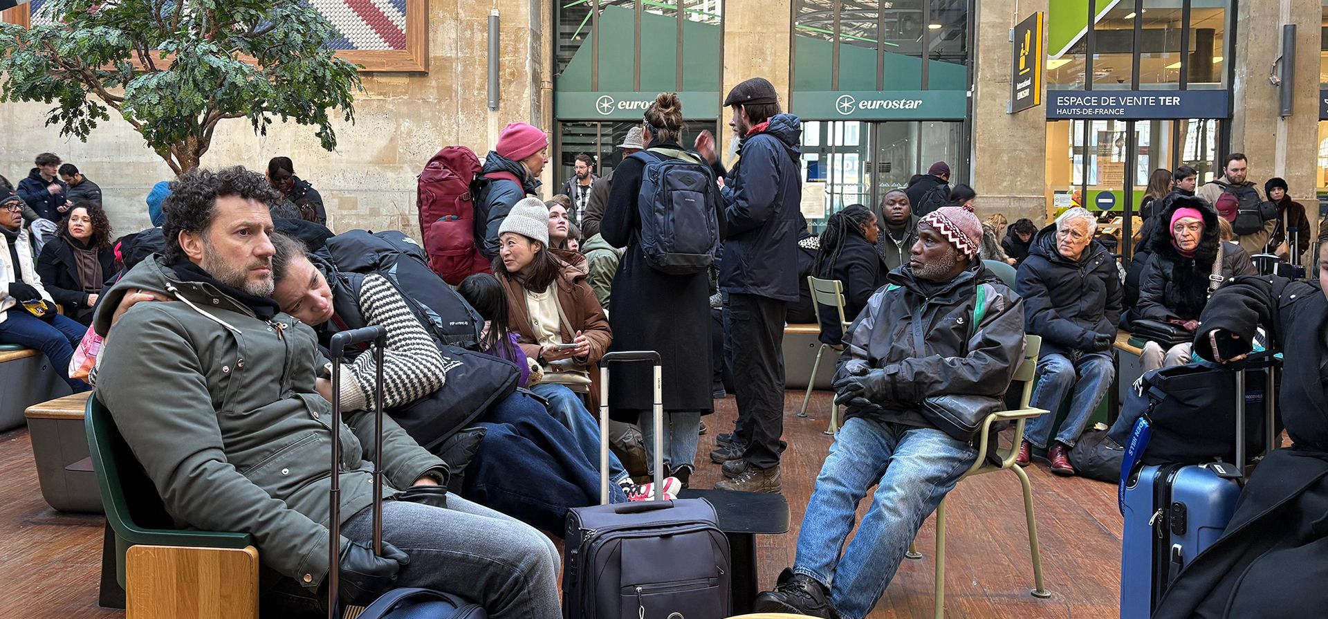 Viajeros esperan en la estación Gare du Nord tras un incidente relacionado con el suministro eléctrico a los trenes ocurrido anoche en una parte del Eurotúnel, que afectó al tráfico ferroviario y de lanzaderas. Martes 30 de diciembre de 2025 en París. (Foto AP/Christophe Ena) Viajeros esperan en la estación Gare du Nord tras un incidente relacionado con el suministro eléctrico a los trenes ocurrido anoche en una parte del Eurotúnel, que afectó al tráfico ferroviario y de lanzaderas. Martes 30 de diciembre de 2025 en París. (Foto AP/Christophe Ena)