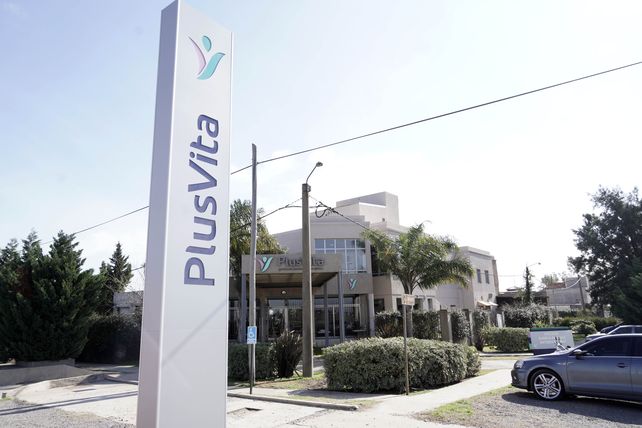 Las instalaciones de PlusVita están ubicadas en la esquina de Jorge Newbery y Arturo Illia, en Funes.