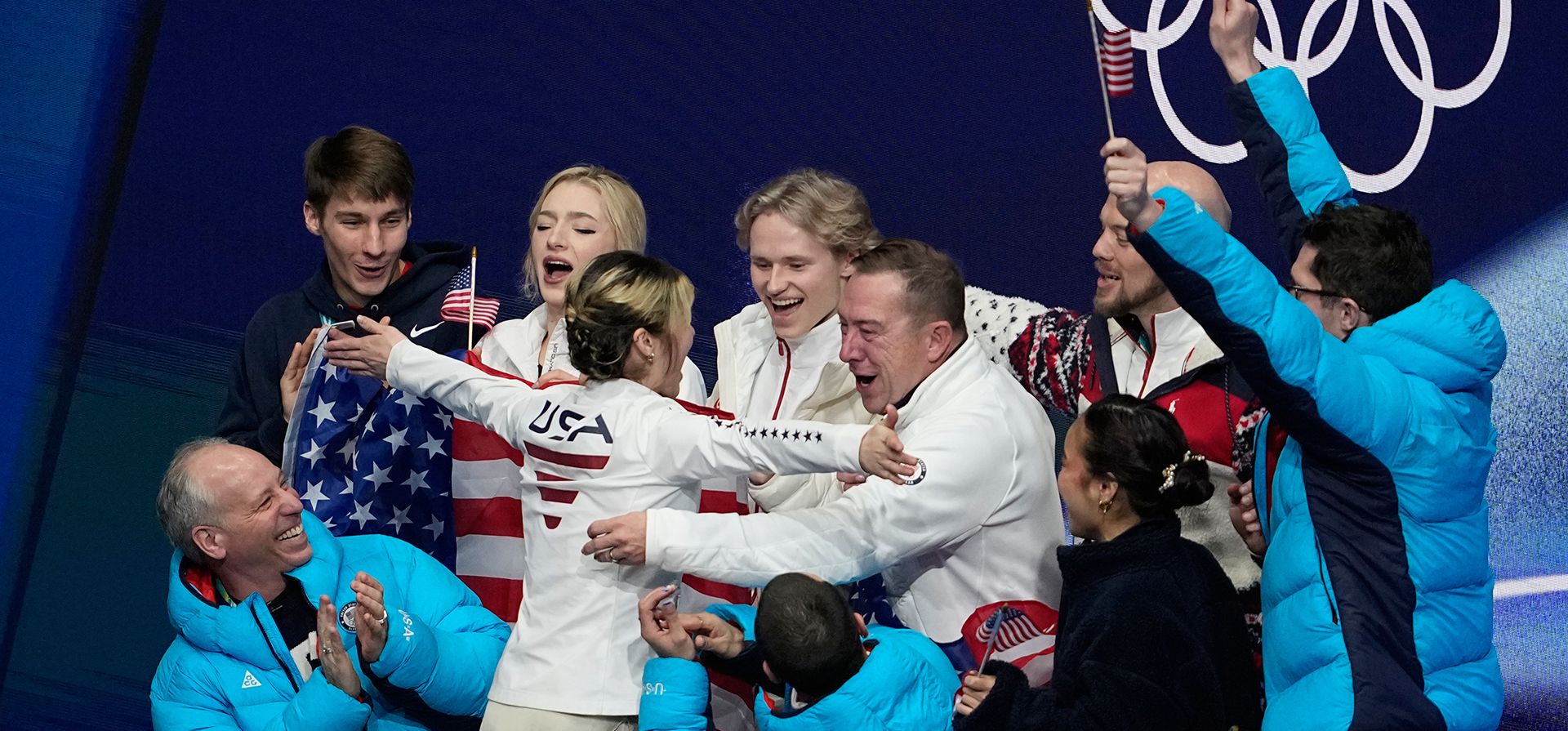 Alysa Lui, de Estados Unidos, reacciona a sus puntuaciones con su equipo después de competir en el evento por equipos femenino de patinaje artístico en los Juegos Olímpicos de Invierno de 2026, en Milán, Italia, el viernes 6 de febrero de 2026. (Foto AP/Ashley Landis) Alysa Lui, de Estados Unidos, reacciona a sus puntuaciones con su equipo después de competir en el evento por equipos femenino de patinaje artístico en los Juegos Olímpicos de Invierno de 2026, en Milán, Italia, el viernes 6 de febrero de 2026. (Foto AP/Ashley Landis)