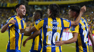 Los jugadores de Central festejan uno de los tantos ante Gimnasia en el Gigante