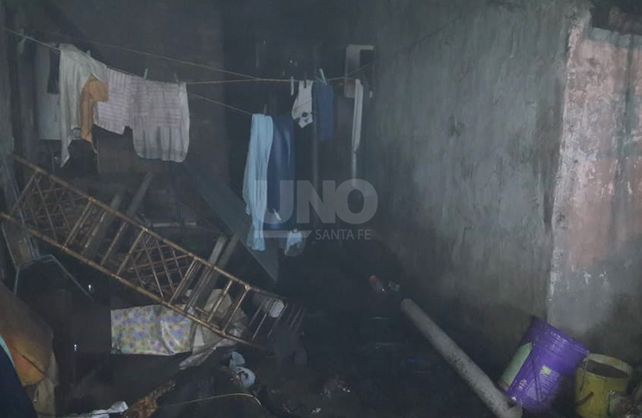 La vivienda incendiada en barrio Santa Rosa de Lima.