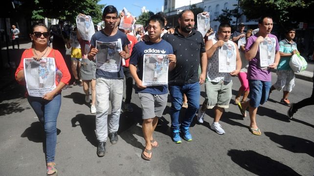 Familiares de Lucas Kevin Lin marcharon ayer hasta las puertas del  establecimiento para reclamar justicia y denunciaron que hubo  negligencia por parte de los responsables.