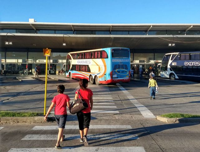 Cada día salen 20 micros ilegales de Rosario a La Salada