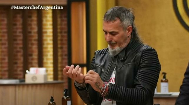 El Mono estuvo obligado a sacarse las pulseras en el inicio de MasterChef Celebrity.﻿
