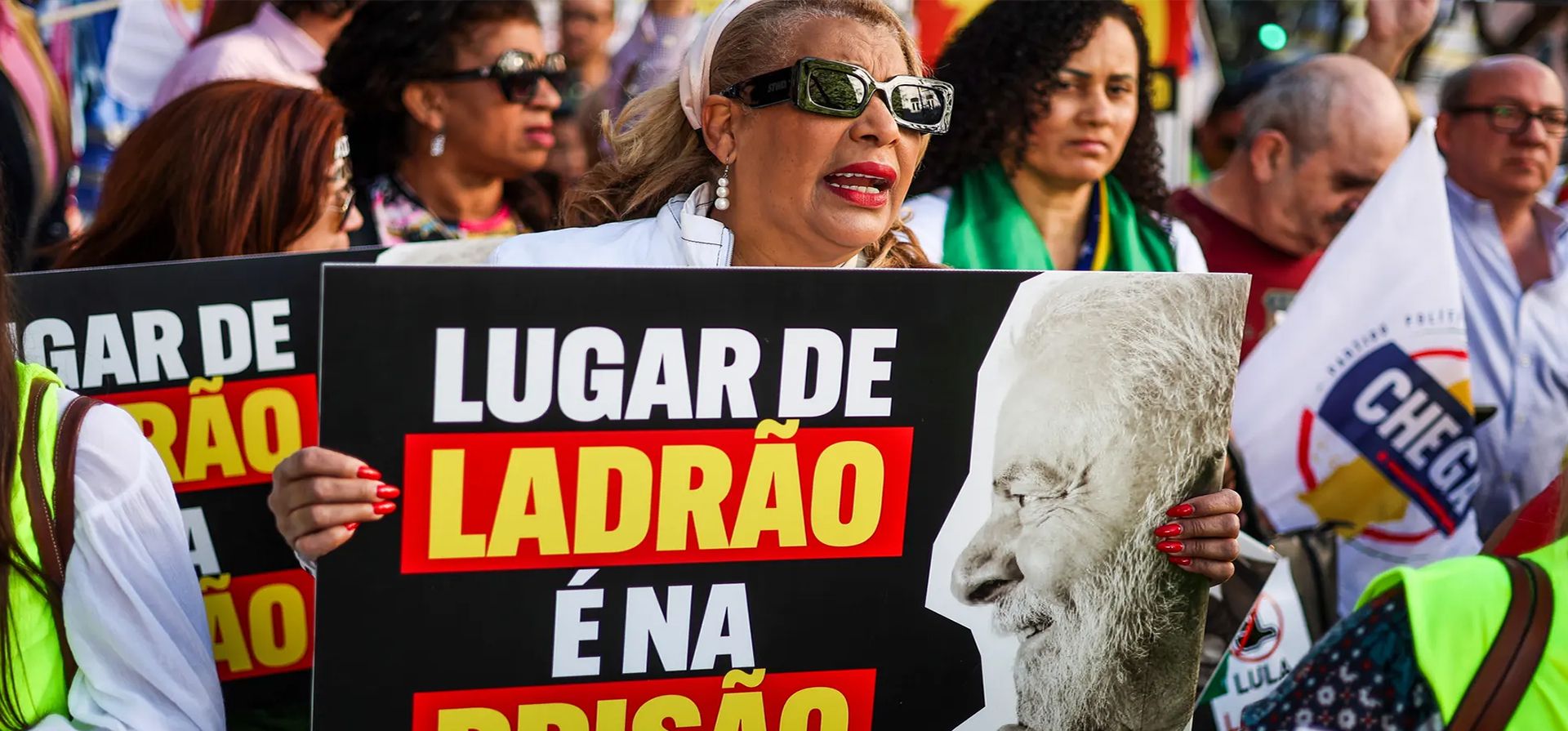 Lisboa, Portugal. Un miembro del partido de extrema derecha Chega, lleva una pancarta que dice "El lugar de un ladrón está en prisión" durante una manifestación contra una visita al parlamento portugués del presidente de Brasil, Luiz Inácio Lula da Silva. Fotografía: José Sena Goulão/EPA