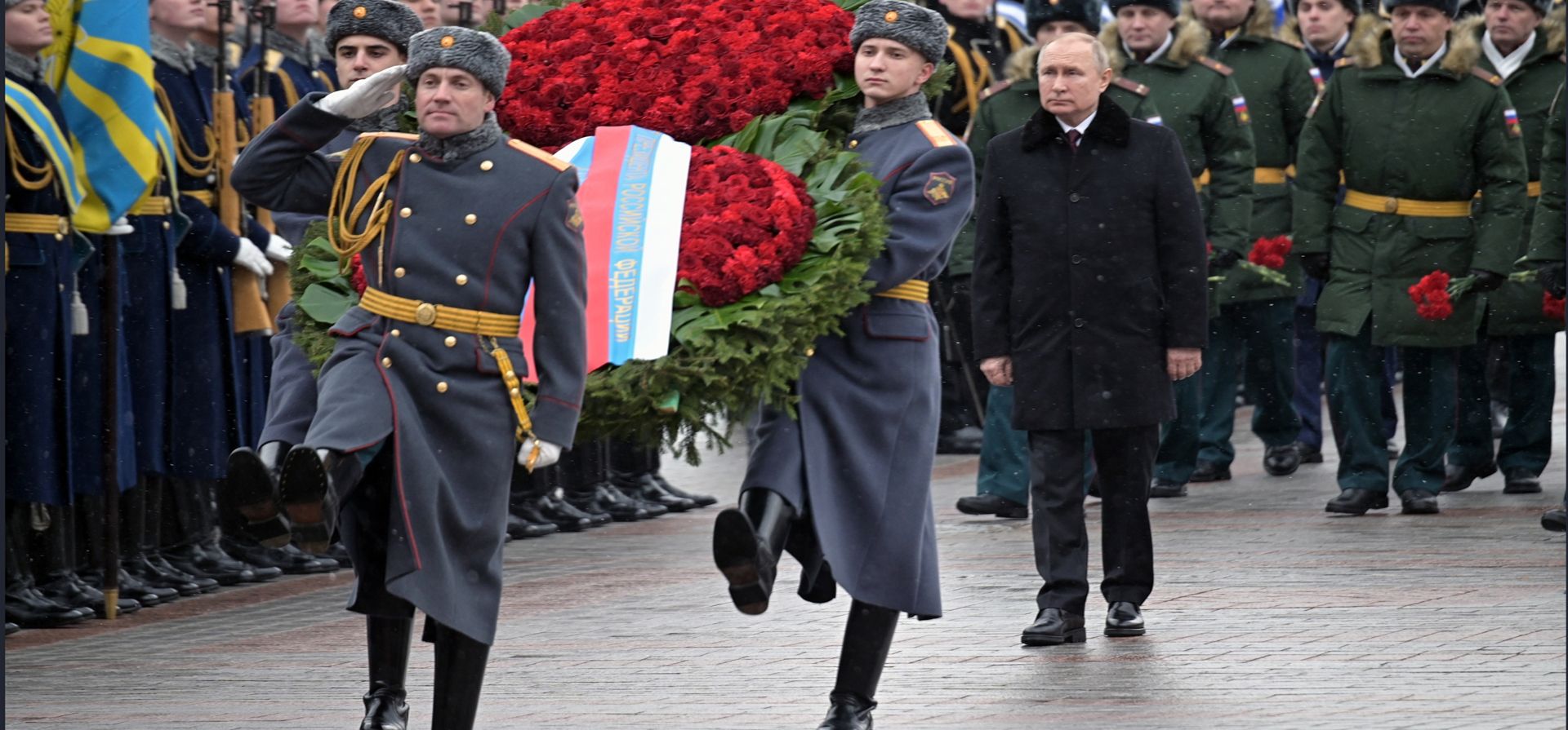 El presidente ruso, Vladimir Putin, asiste a una ceremonia de colocación de una ofrenda floral en la Tumba del Soldado Desconocido, cerca del Muro del Kremlin, durante las celebraciones nacionales del