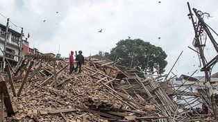 Otra réplica del sismo sacudió Nepal y son 2.200 los muertos en la región del Himalaya