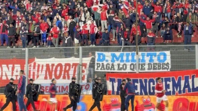 El mensaje de los hinchas de Unión a Diego Milito en Rosario por la deuda de Nardoni