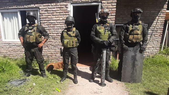 Luego de tres allanamientos dieron con un menor que sería el verdadero agresor del chico acuchillado.