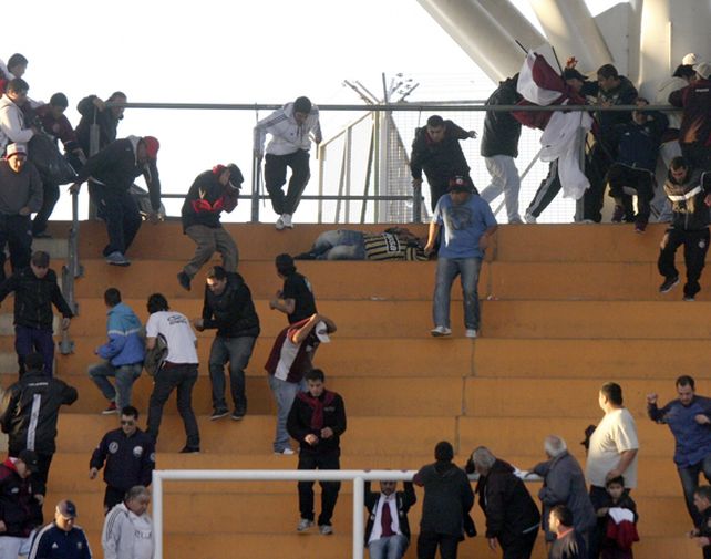 Los incidentes en el estadio de La Plata dejaron un muerto y un herido.