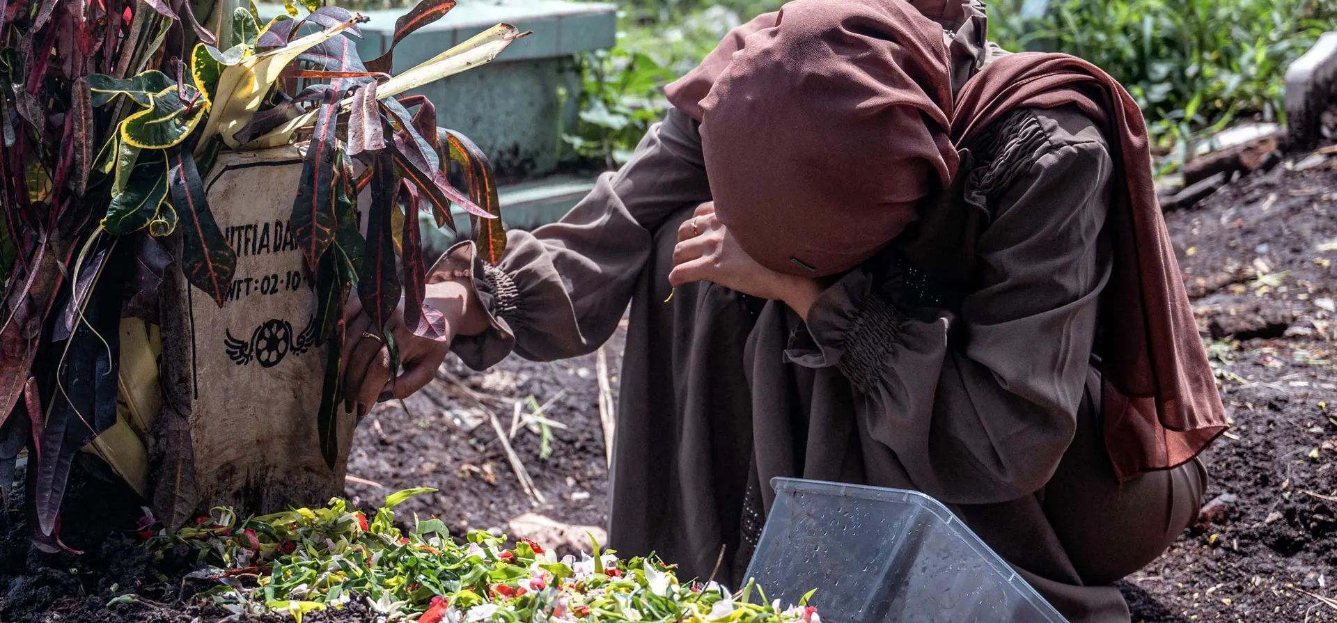 Malang, Indonesia. Una mujer llora ante la tumba de su hermana, una de las 131 personas que murieron en el desastre del estadio de Kanjuruhan el 1 de octubre en Java Oriental. Fotografía: Juni Kriswanto/AFP/Getty Images