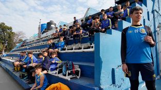 Los chicos de las divisiones inferiores observaron contentos el entrenamiento del primer equipo.