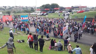 Organizaciones sociales realizan cortes de tránsito intermitentes, cada 15 minutos, en la cabecera paranaense del túnel&nbsp;