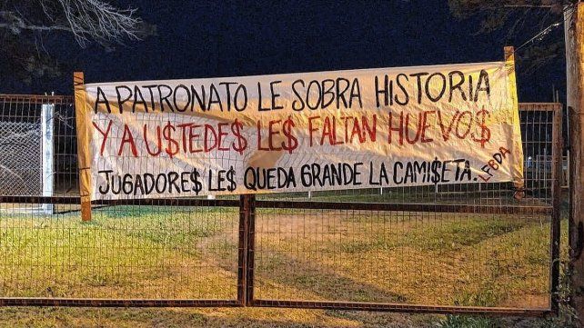 En la Capillita aparecieron estos carteles contra el momento de Patronato.&nbsp;