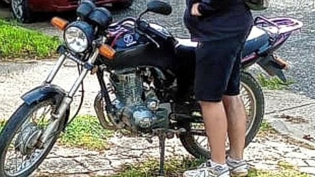 La moto fue robada junto a una bicicleta del interior de una casa.