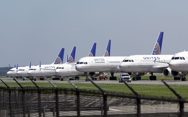 Aviones de United Airlines en el Aeropuerto Intercontinental George Bush en Houston. Con más personas que se sienten cada vez más cómodas viajando ahora que se están aplicando las vacunas