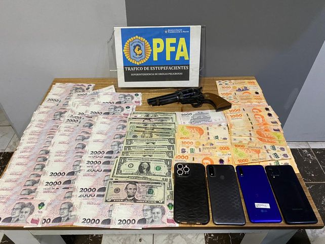 Parte de lo secuestrado en los distintos allanamientos