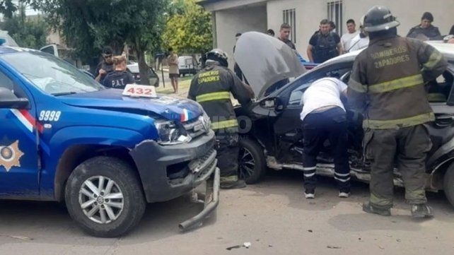 Así quedaron el patrullero y el taxi tras el accidente en Guadalupe Oeste