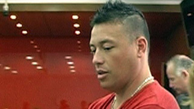 Alem (de rojo)
