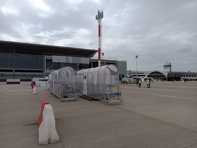 Las estructuras comenzaron a montarse este lunes en el aeropuerto y se estima que los trabajos demandarán 20 días. Estarán operativas una vez que culminen las obras de ampliación de la terminal aérea