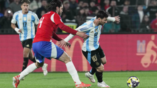 Leo Messi no puede ser detenido durante el partido que la selección argentina le ganó a Chile por 1 a 0.