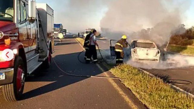 El vehículo se incendió por completo tras chocar contra el ómnibus de la empresa Ríos Uruguay.