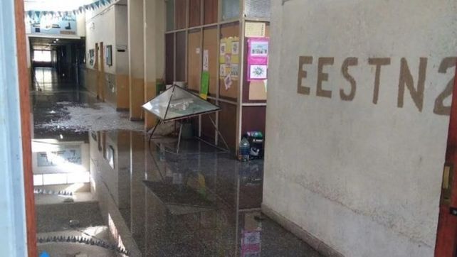 Tres chicos cometieron destrozos en una escuela y uno de ellos se jactó en Facebook