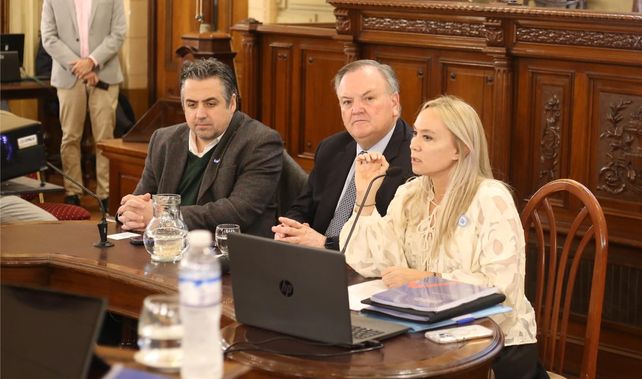 Vranicich presentó su informe flanqueada por el senador provincial Felipe Michlig y el ministro de Seguridad y Justicia Pablo Cococcioni