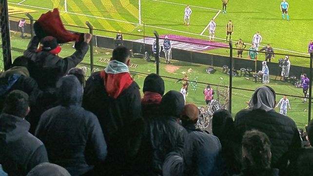 Así fueron los incidentes entre los hinchas de Peñarol y Colón en las tribunas