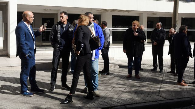 Minutos antes. Belloso aguarda junto al resto que se haga la hora para ingresar a la sede de la IGPJ.