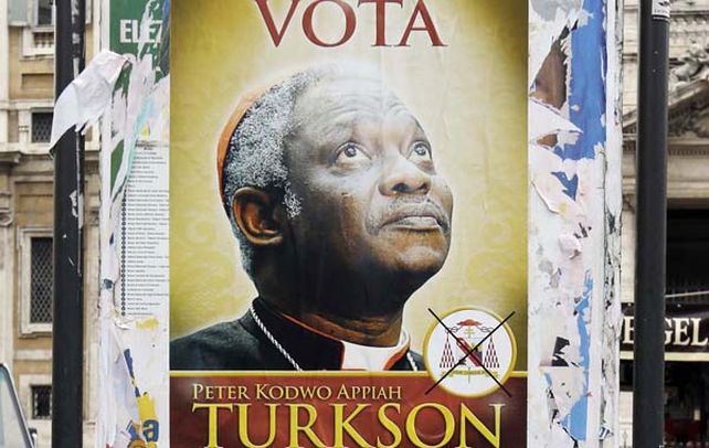 Insólito. Afiches a favor del africano Peter Turkson se vieron ayer en Roma.