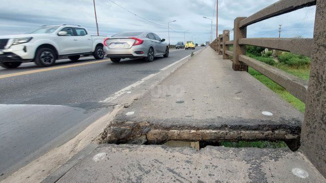 Grietas sobre el puente Carretero Grietas sobre el puente Carretero