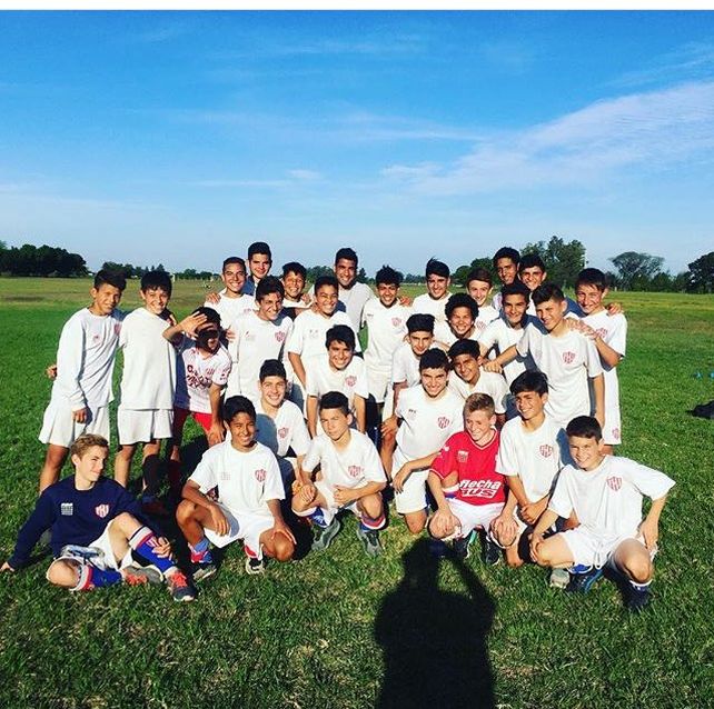 En el rostro de los chicos se observa la felicidad que sienten ante la presencia del jugador rojiblanco.